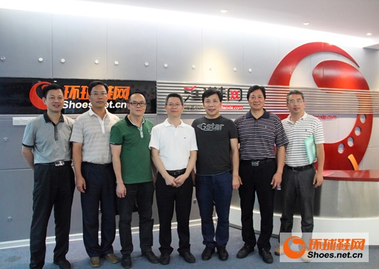 省外經(jīng)貿(mào)廳一行領(lǐng)導(dǎo)與董事長王冬竹(右三)、總經(jīng)理林文佳(左三)合影留念 省外經(jīng)貿(mào)廳一行領(lǐng)導(dǎo)與董事長王冬竹(右三)、總經(jīng)理林文佳(左三)合影留念